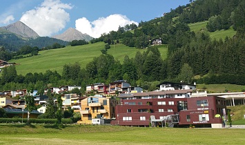Der aktuelle Anblick der SUN Appartements am ehemaligen Pfarranger in Matrei in Osttirol im Jahre 2015