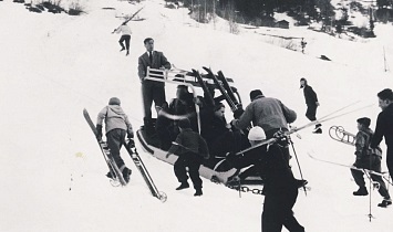 Gemeinsamer Transport der Ski zum Start des Skirennens